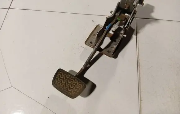 Lexus RX 300 Brake pedal 