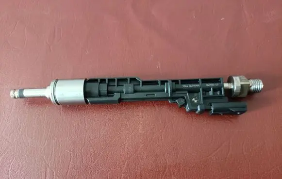 BMW M4 F82 F83 Fuel injector 7639994 13647639994
