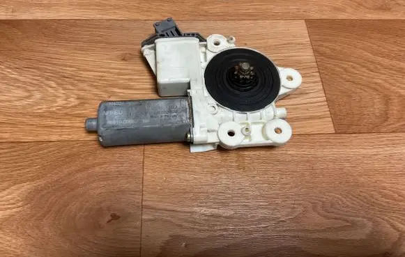Toyota Avensis T250 Front door window regulator motor 0130822032