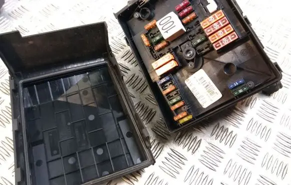 Volkswagen Jetta V Fuse box set 1K0937132F