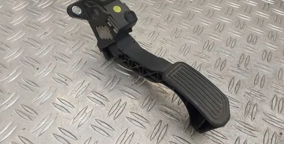 Toyota RAV 4 (XA40) Accelerator throttle pedal 781100W040