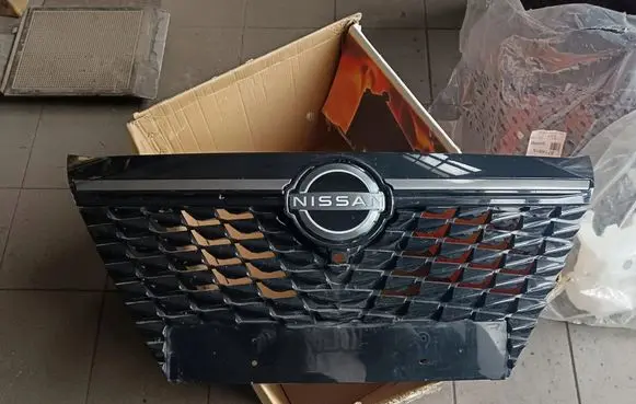 Nissan Qashqai Front bumper upper radiator grill 