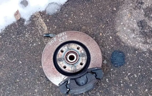 Peugeot 208 Front wheel hub