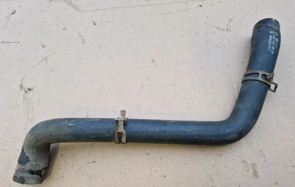 Volkswagen Golf III Engine coolant pipe/hose 1H0121101B