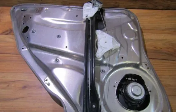 Mercedes-Benz C AMG W204 Sliding door window regulator with motor 981695103