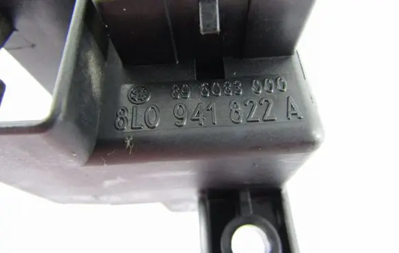 Volkswagen PASSAT B5.5 Fuse module 8L0941822A