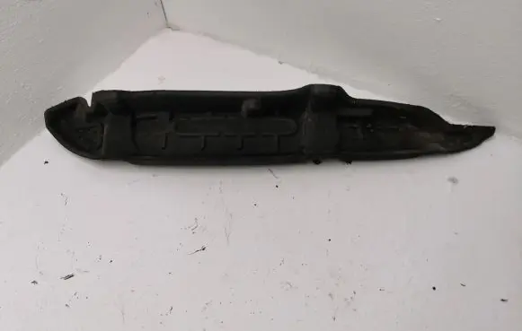 Chrysler 300C Fender end trim 