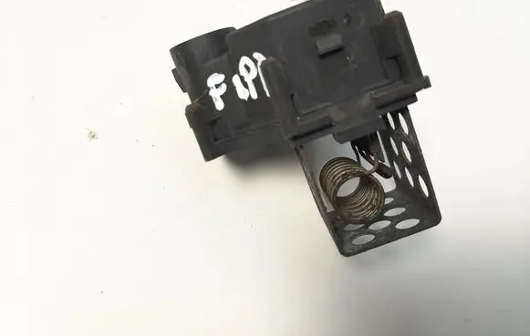 Peugeot 5008 Coolant fan relay 8241005 9658508980
