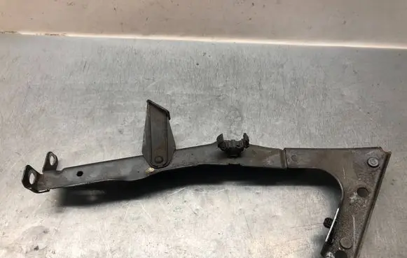 Audi A5 8T 8F Fender mounting bracket 8T0821135C