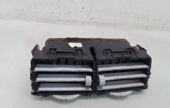 Toyota Yaris Dash center air vent grill