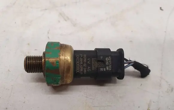 Volkswagen Golf VII Oil pressure sensor 04C906060C 4F0973703A 81CP6002