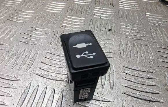 Toyota Auris E180 USB socket connector 861900D030