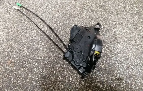 Toyota Yaris Front door lock 