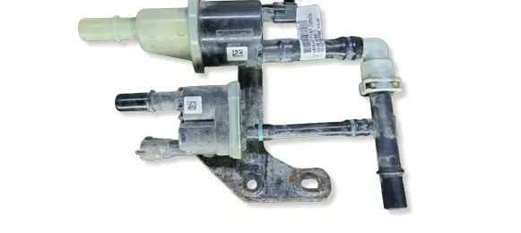 Ford Kuga III Engine mount vacuum valve LX689E817EB