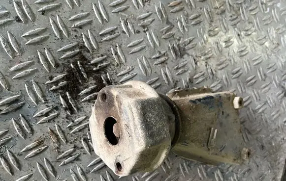 Volkswagen Multivan T4 Engine mount bracket