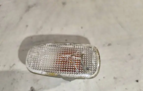 Front fender indicator light