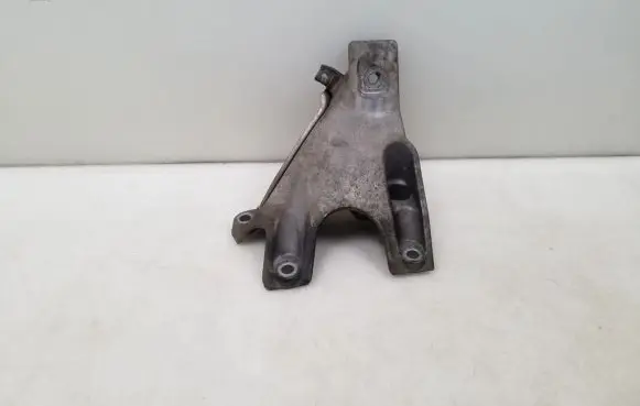 BMW 5 E60 E61 Engine mounting bracket 6770940