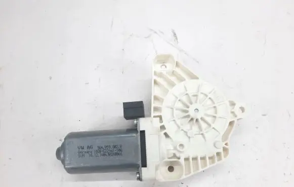 Volkswagen PASSAT B8 Front door window regulator motor 5Q4959802B