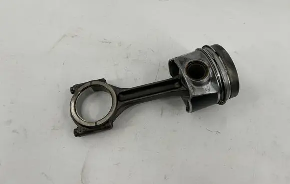 Volkswagen Caddy Piston with connecting rod 