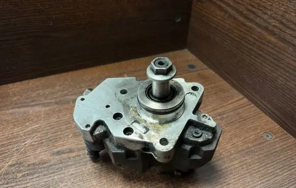 Opel Vivaro Fuel injection high pressure pump 8200586851 0445010033