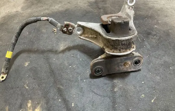 Fiat Doblo Engine mount bracket