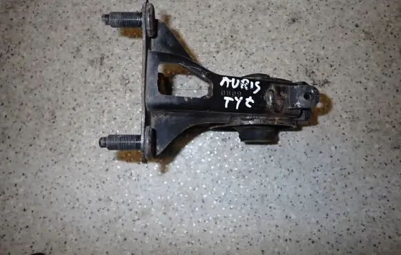 Engine mount vacuum valve