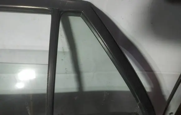 Toyota Avensis T250 Rear vent window glass as2