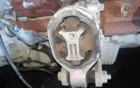 Nissan Qashqai Engine mount bracket
