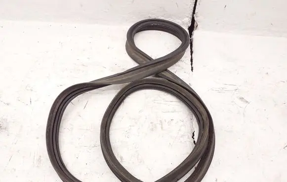 Trunk rubber seal (body)