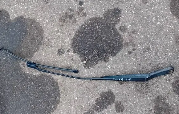 Volkswagen Golf VI Front wiper blade arm 1q1955410