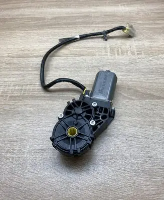 Nissan Maxima A34 Seat adjustment motor 0390203236 370379 Driverside