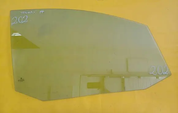 Volkswagen Touran I Front door window glass four-door