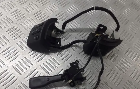 Toyota Corolla Verso E121 Steering wheel buttons/switches 18A174