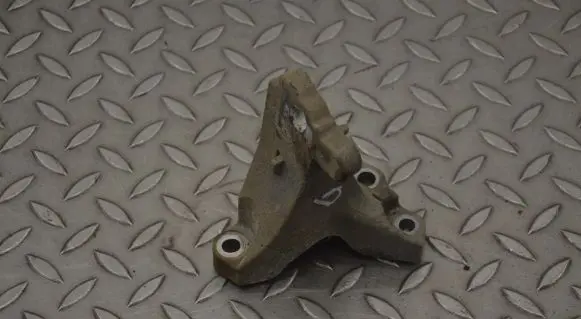 Engine mounting bracket