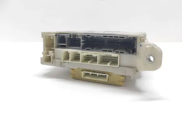 Lexus IS 220D-250-350 Fuse module 8273053020 6C311101
