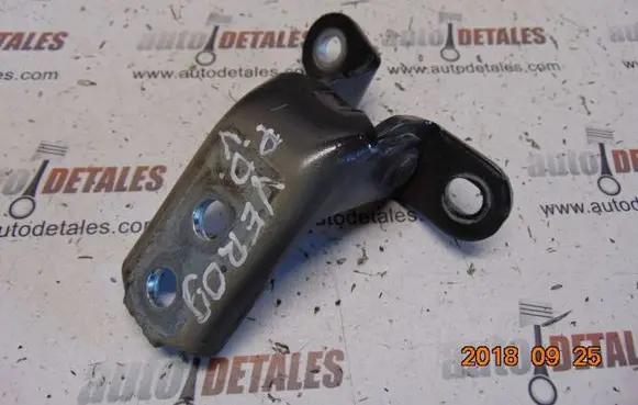 Toyota Verso Front door upper hinge