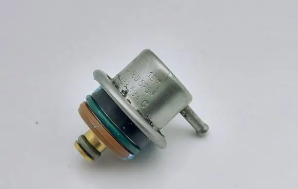 Audi A4 S4 B6 8E 8H Fuel pressure regulator 078133534C 0280160575