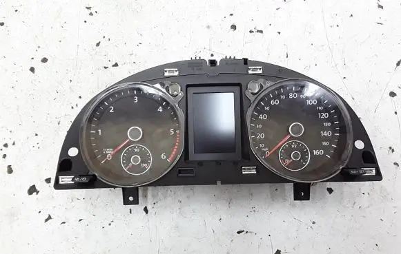 Volkswagen PASSAT B7 Speedometer (instrument cluster) 3aa920970j