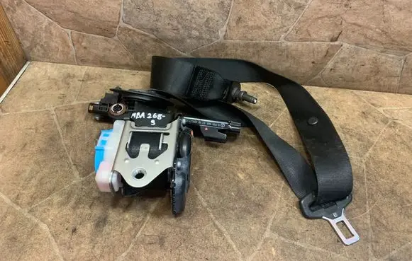 Mercedes-Benz A W176 Front seatbelt 307539410