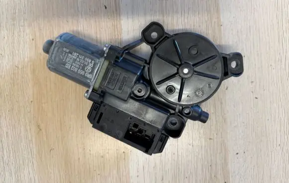 Seat Ibiza IV (6J,6P) Front door window regulator motor 6R0959802ED