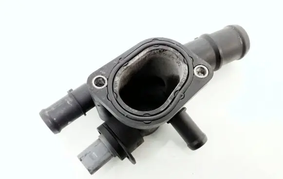 Volkswagen PASSAT B6 Engine coolant pipe/hose 038121132D