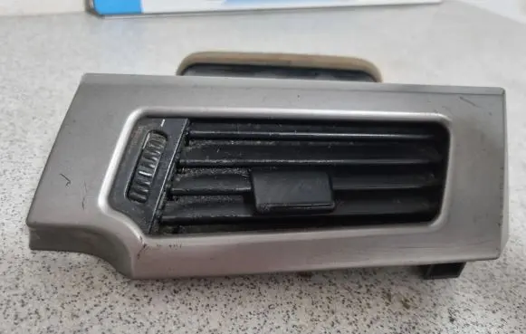 BMW 5 E60 E61 Dash center air vent grill 64226913708 14121810