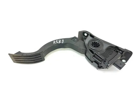 Accelerator throttle pedal