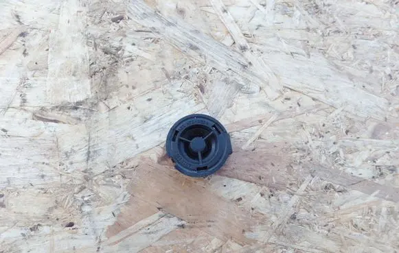 Front door high frequency speaker