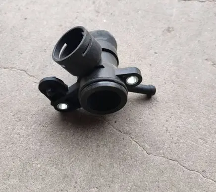 Audi Q3 8U Engine coolant pipe/hose 06J121132G