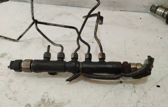 Toyota Avensis T250 Fuel distributor T0Y0TA 9458 9010