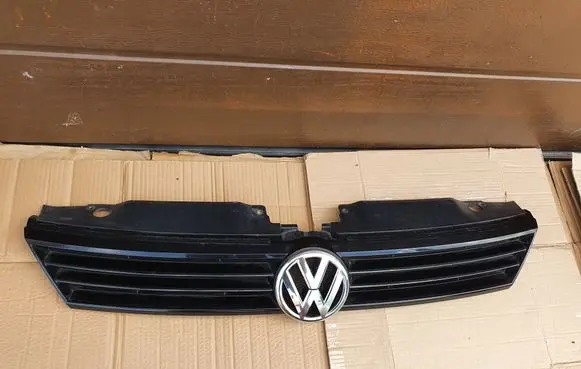 Volkswagen Jetta VI Front bumper upper radiator grill 5C6853653