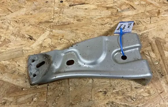 Volkswagen PASSAT B6 Fender mounting bracket 3C0821141