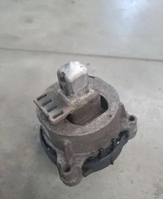 BMW 5 G30 G31 G38 Engine mount bracket 8482771 181018212748