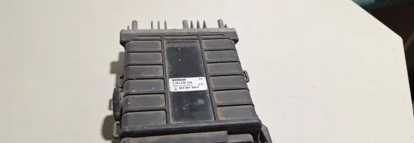 Volkswagen PASSAT B3 Engine control unit/module 893907404F